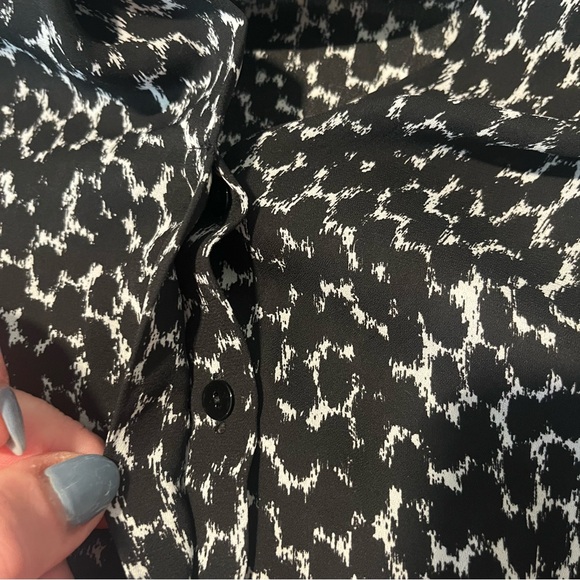 Violet & Claire Black and White Blouse Size Medium - Picture 6 of 10